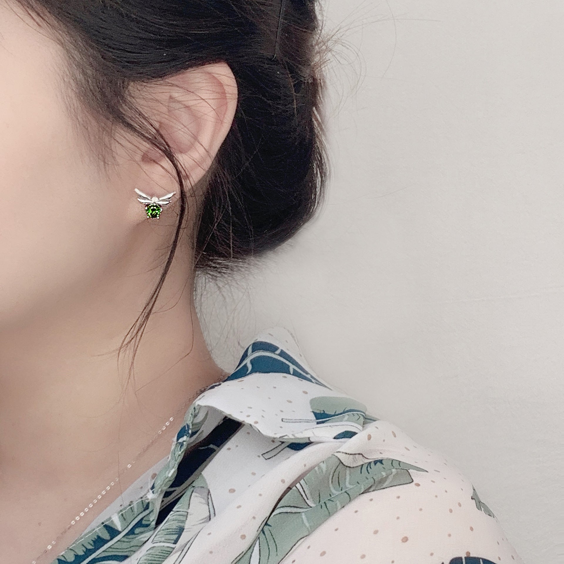 Personalized Creative Little Bee 925 Sterling Silver Stud Earrings, Minimalist Ins Cool Style, Vintage Green Moissanite Elegant Temperament Jewelry for Women
