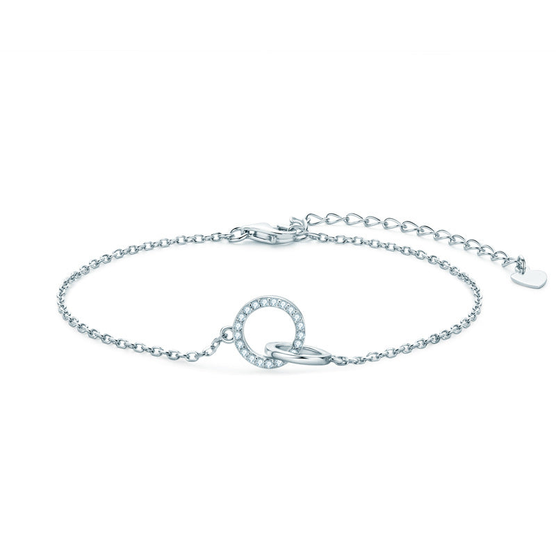 new four-claw moissanite bracelet is crafted from S925 sterling silver. Light luxury, versatile and stylish, it adds an elegant glow to any daily outfit.