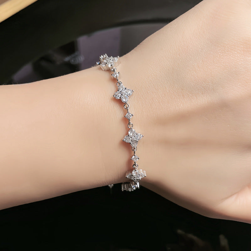 Sparkling S925 Sterling Silver Moissanite Four-Leaf Clover Bracelet for Women, Lucky Charm Dainty Adjustable Luxury Jewelry for Daily Wear & Gift Giving