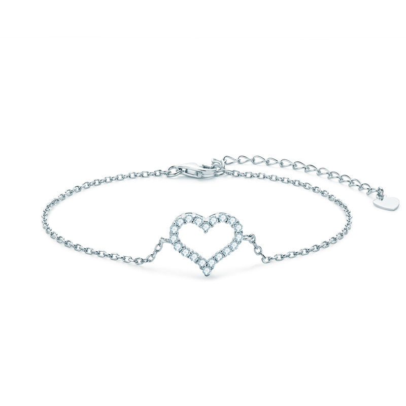 new four-claw moissanite bracelet is crafted from S925 sterling silver. Light luxury, versatile and stylish, it adds an elegant glow to any daily outfit.